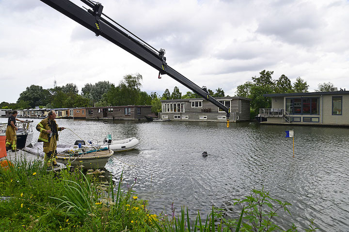 2021/118/20210806-12u24 GB 018 Auto te water Nieuwemeerdijk.jpg